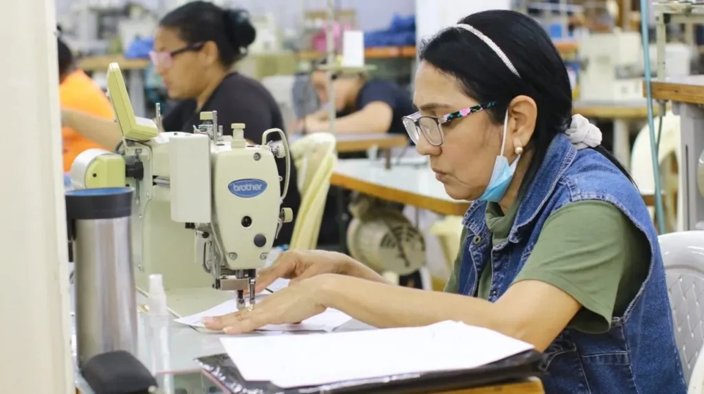 capacitación laboral población vulnerable Colombia